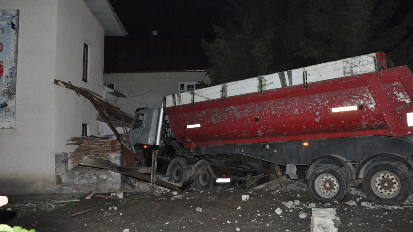 У Чорткові самоскид, збивши на смерть жінку, зупинився у пожежній частині (відео)