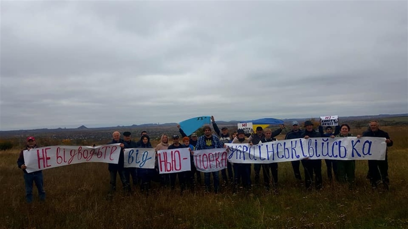  "Нет капитуляции": почему жители прифронтовых Торецка и Новгородского вышли на митинги