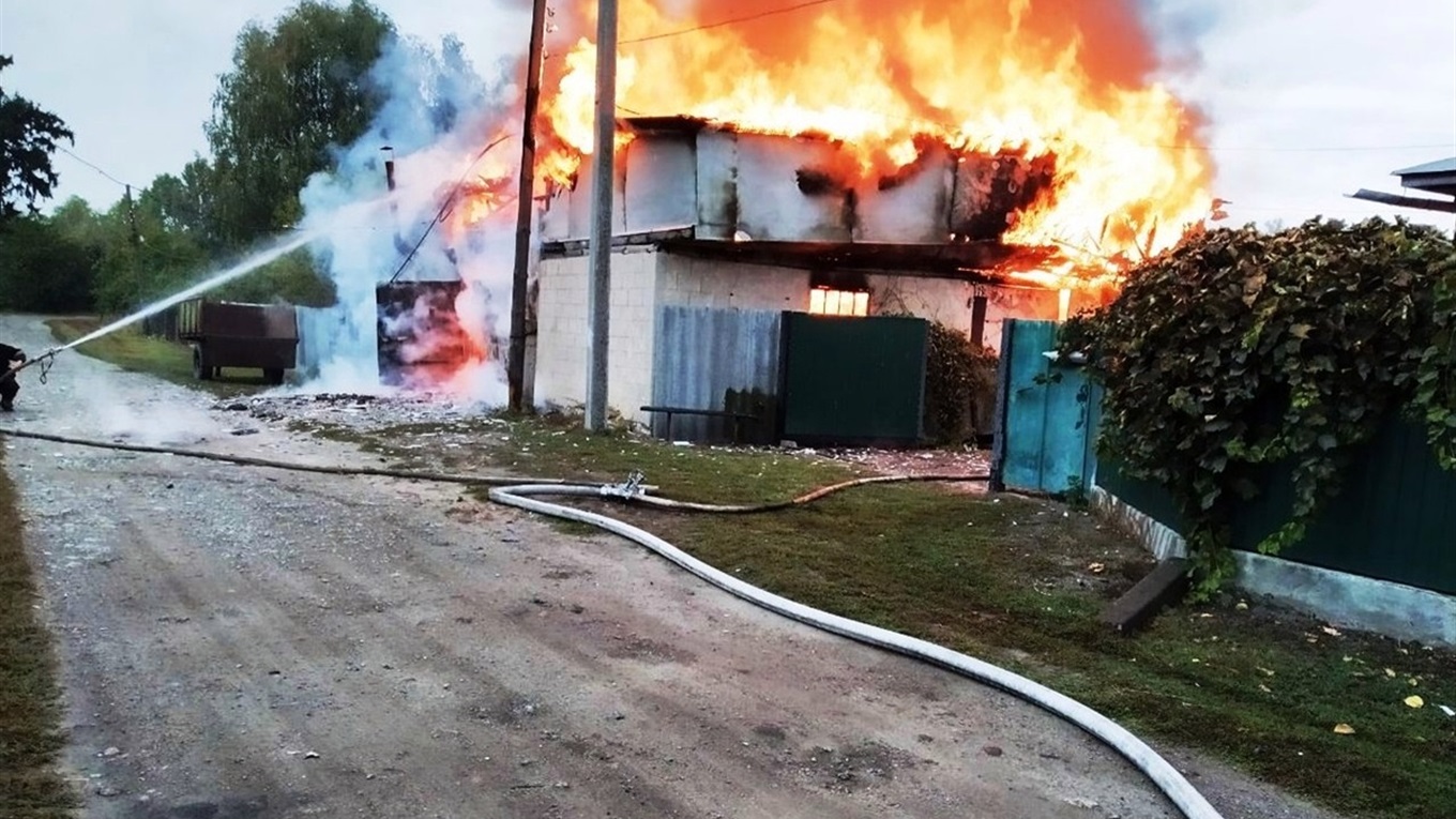 На Менщині згоріла автівка з гаражем