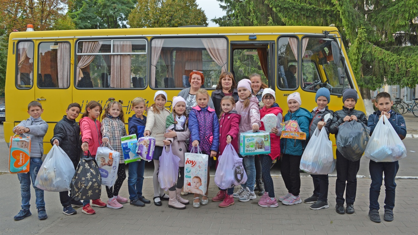 У Дівичківській школі зібрали допомогу дітям із Донеччини