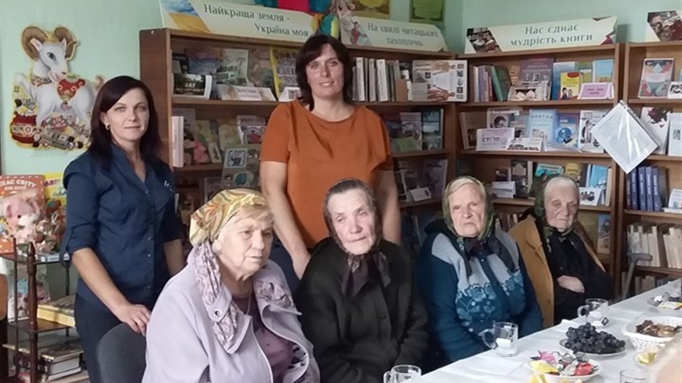 У Новицькій ОТГ за святковим столом зібрали людей поважного віку