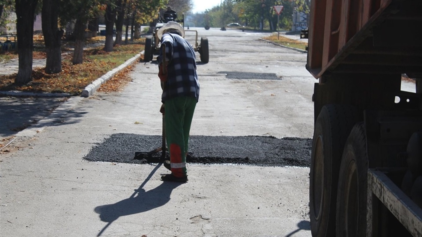 У Благодатному Волноваського району ремонтують дороги: фотофакт