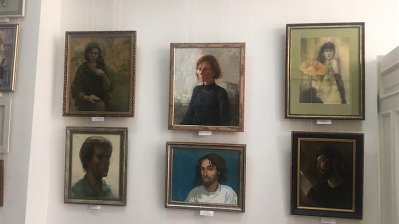Ко Дню художника: выставка портретов и искусство мехенди в Измаильской картинной галерее