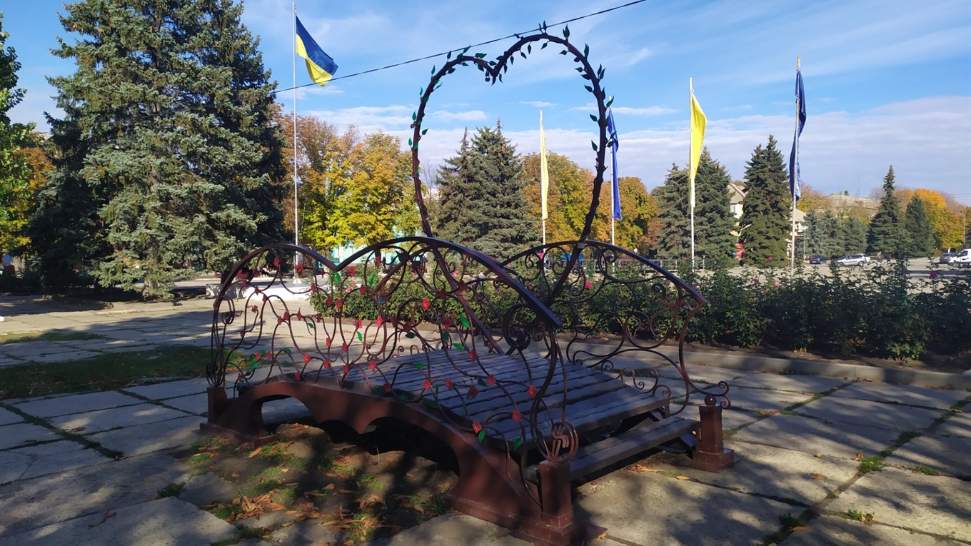 Пройди тест та знайди елементи вуличного декору міста Курахове