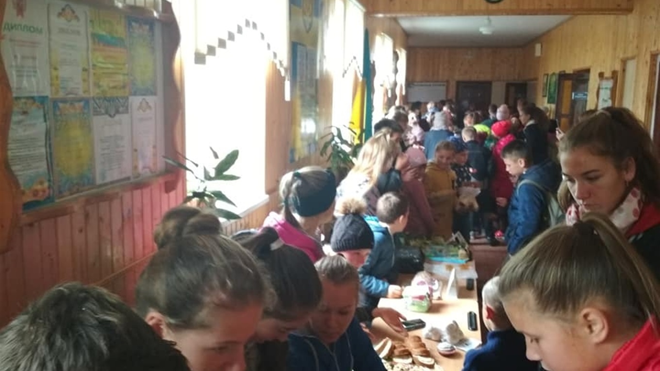 Воронківські та володимирецькі  школярі волонтерять для сиріт і військових