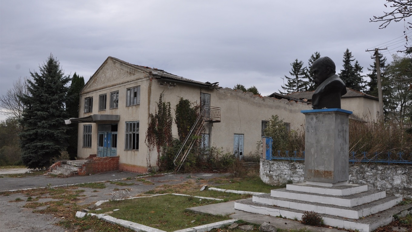 Чому в селі Кривеньке на Чортківщині сумує Тарас Шевченко і зажурилась Україна-мати