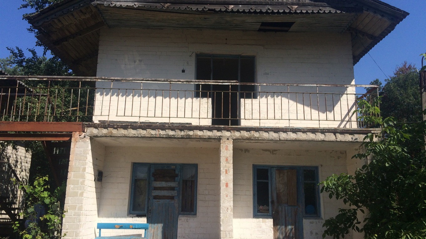 У Володимирці продають 2 спірних будинки колишнього піонертабору, а у Вараші – картоплесховище РАЕС