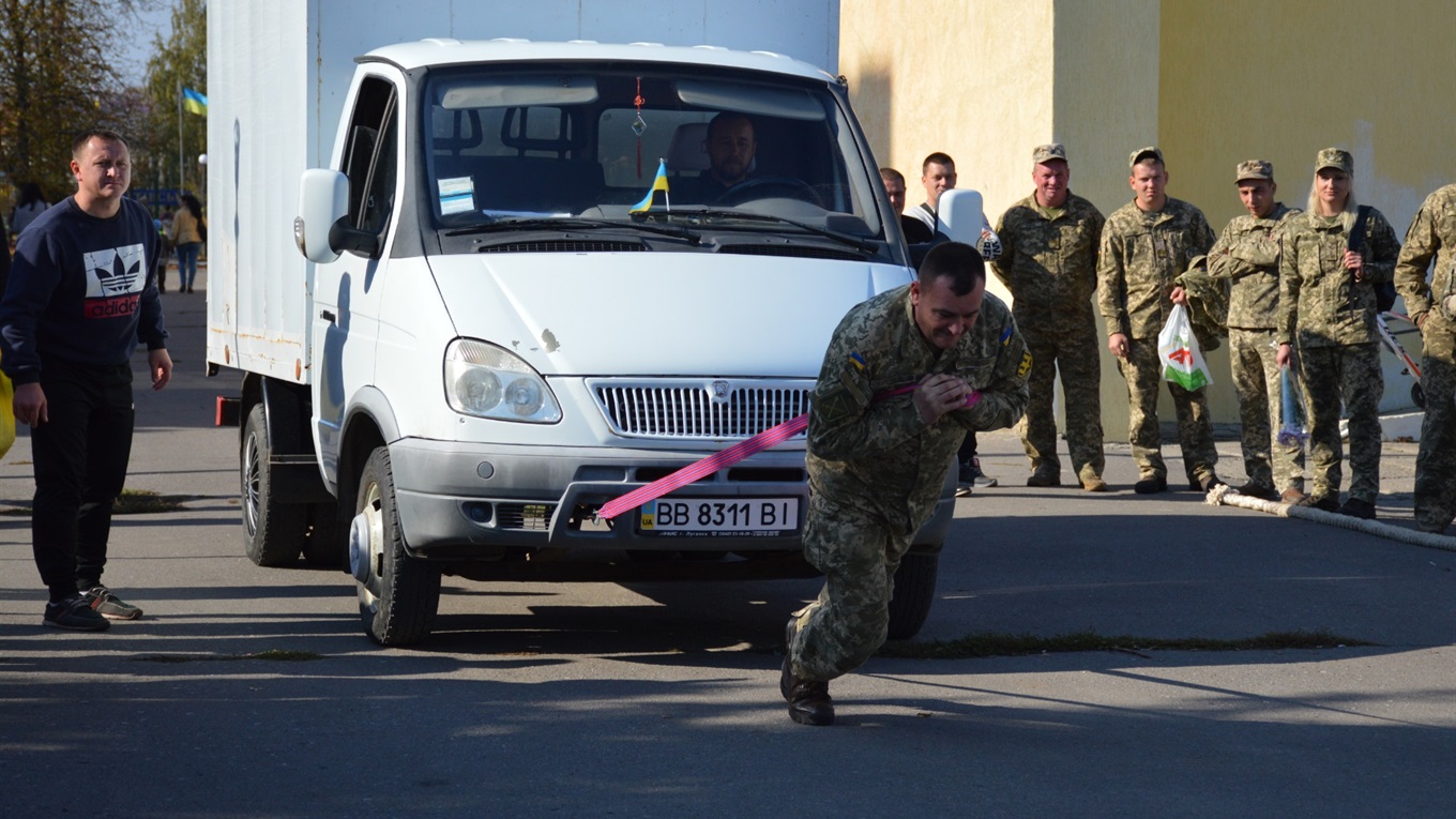 Концерт, тягання машини, присідання з мішками: Як у Сватовому відзначили День захисника України