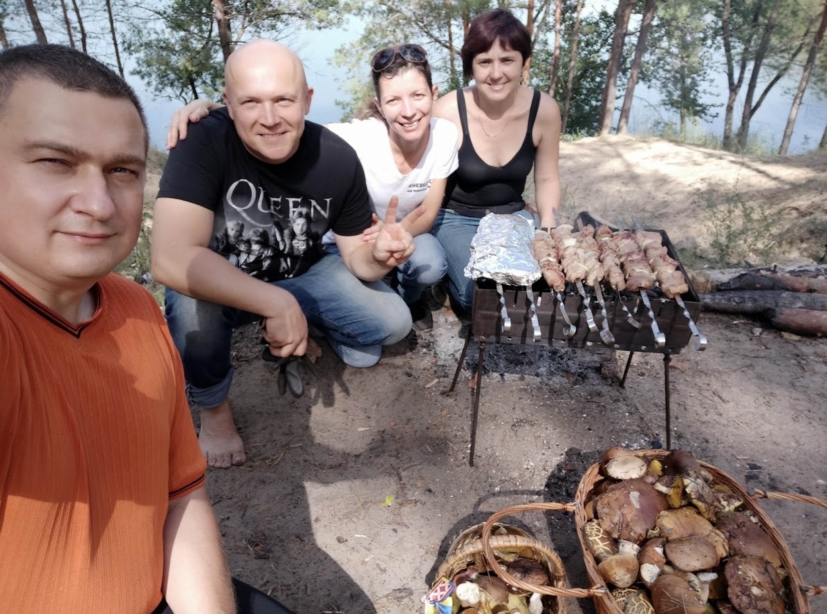 После результативной прогулки по лесу можно и отдохнуть на берегу озера