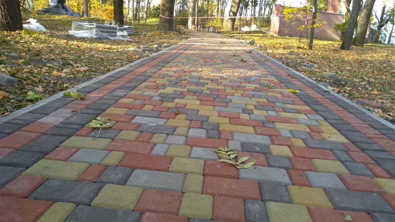 В Кагарлику повним ходом асфальтують вулиці та кладуть плитку на доріжки