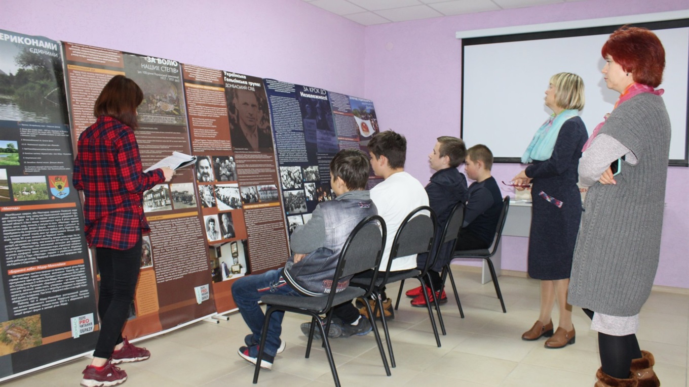 У Волновасі експонується виставка “Донбас: переPROчитання образу”