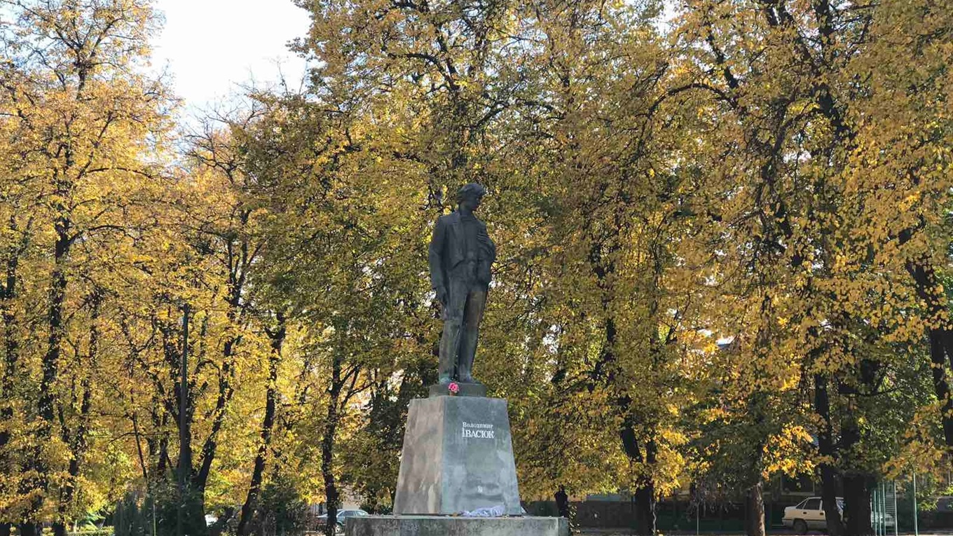 Жовтий лист... Складіть пазл і послухайте романтичну пісню у виконанні Володимира Івасюка