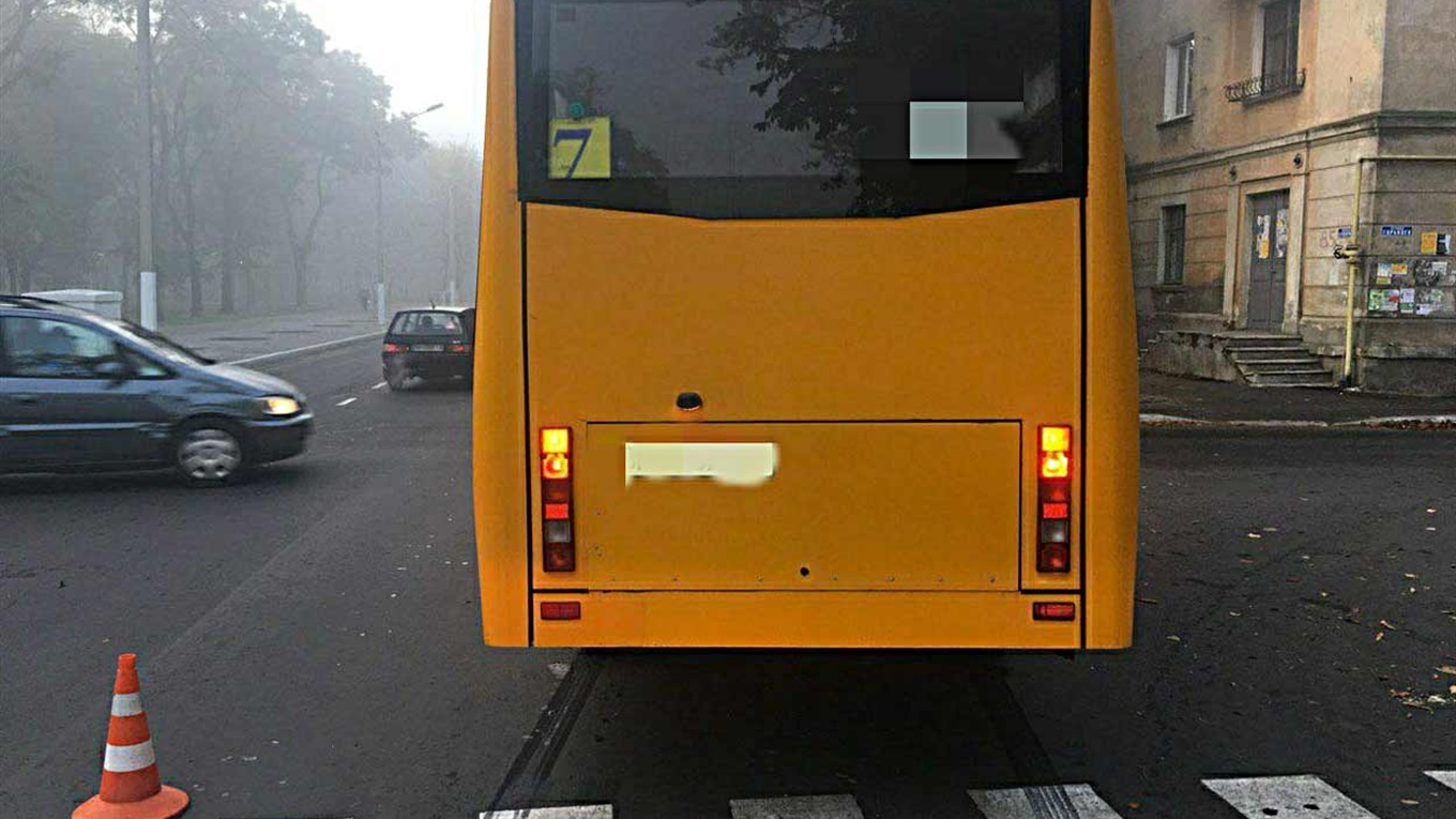 Попала под автобус: утро понедельника началось с наезда на пешехода