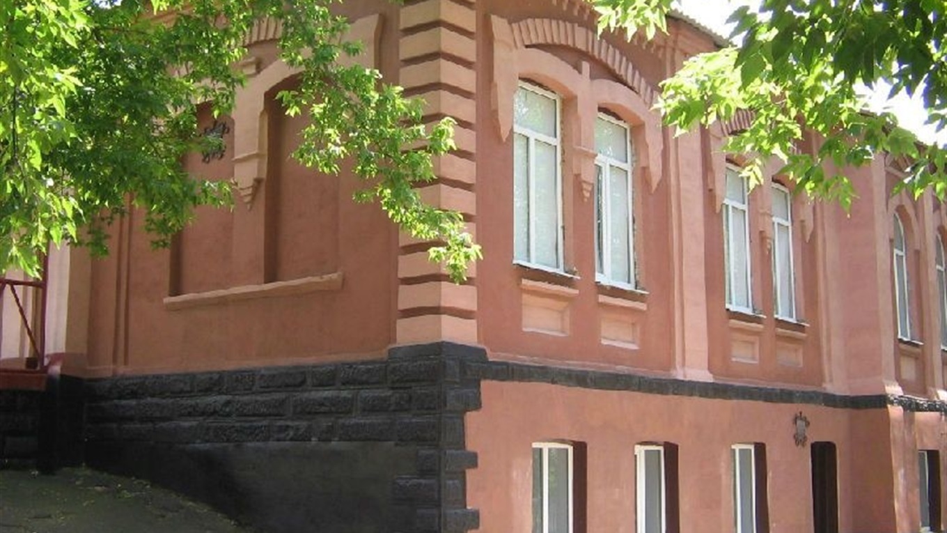 В Торецке хотят закрыть одну из старейших школ региона. Родители бьют тревогу - видео