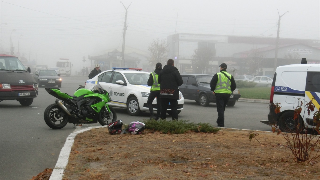 Біля автовокзалу мотоцикл Кавасакі потрапив в аварію (ФОТО)