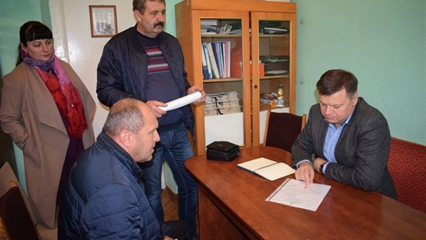 Пенсіонер народному депутату: "Подивіться, чи можна це носити?!"