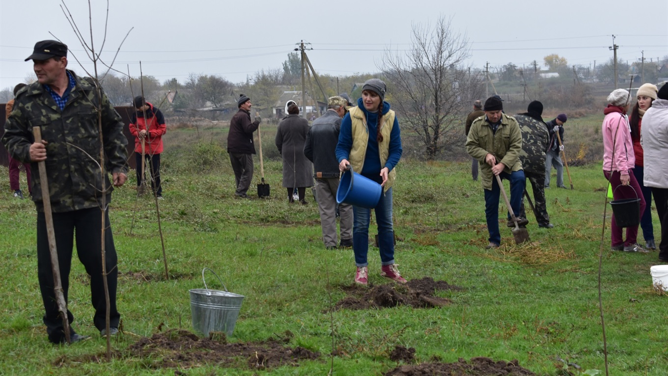Екологічна акція: в парковій зоні Нижніх Сірогоз висадили 300 саджанців дерев (ФОТО)