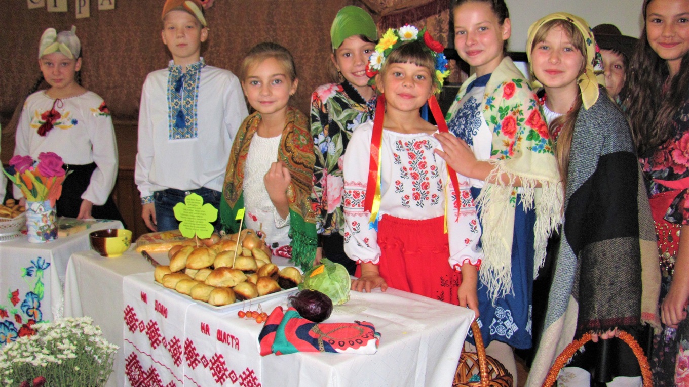 У сьомій школі провели «Ярмарок українських страв»