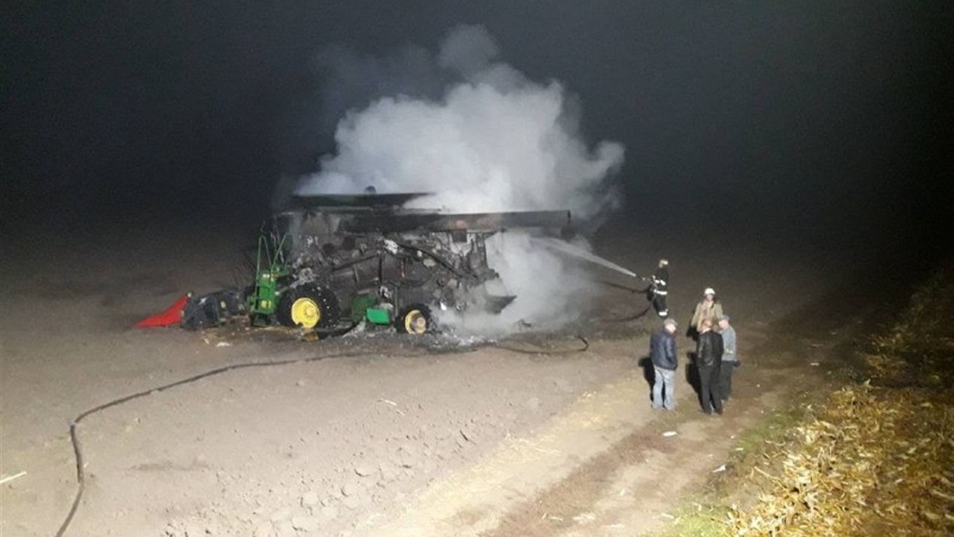 У Денисах згорів комбайн