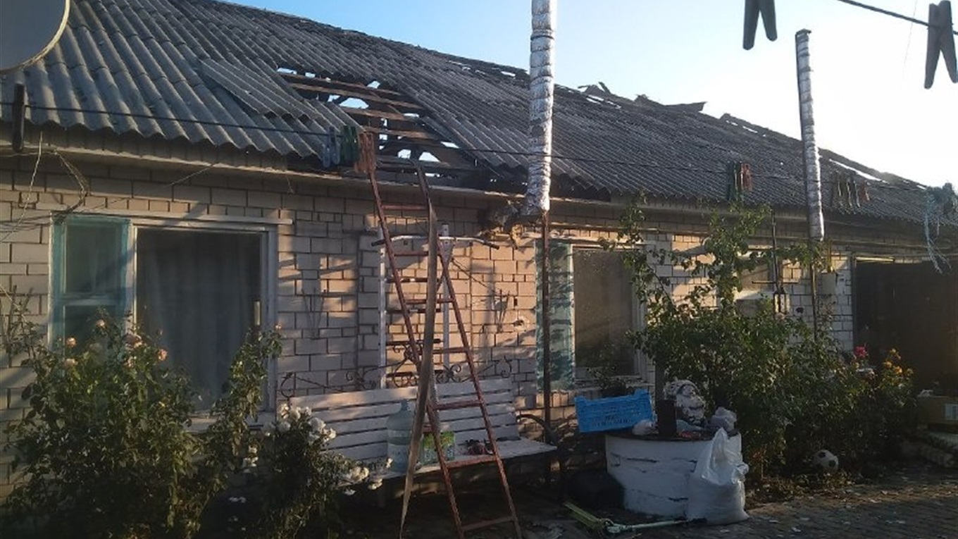 У будинку на Шкільній вигоріло помешкання і дах. Причину поки не з'ясували (ФОТО)