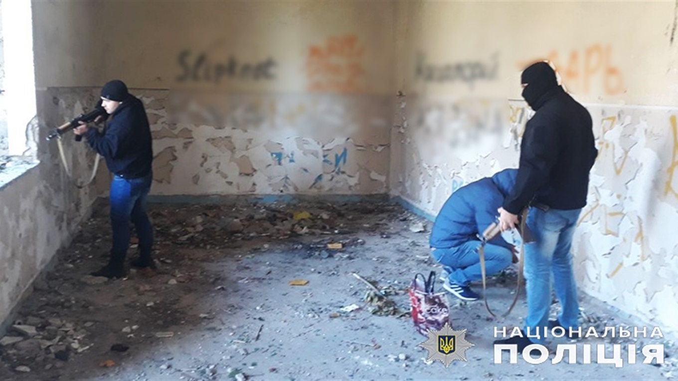 Озброєні зловмисники пограбували обмінник та взяли заручника: у Волновасі відбулися навчання