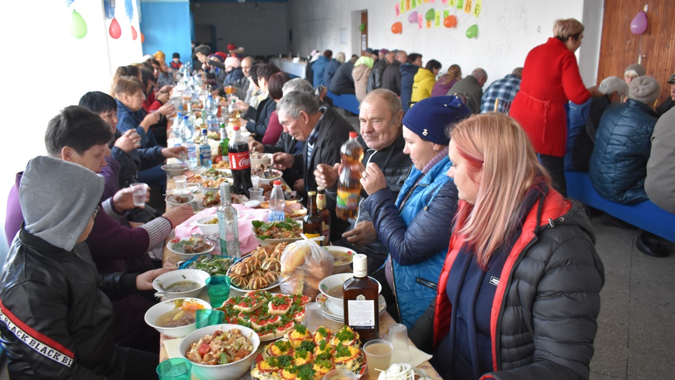 На день села в Нижніх Торгаях пригощали пловом і шурпою та танцювали лезгінку, бар і вихиляси (фото)