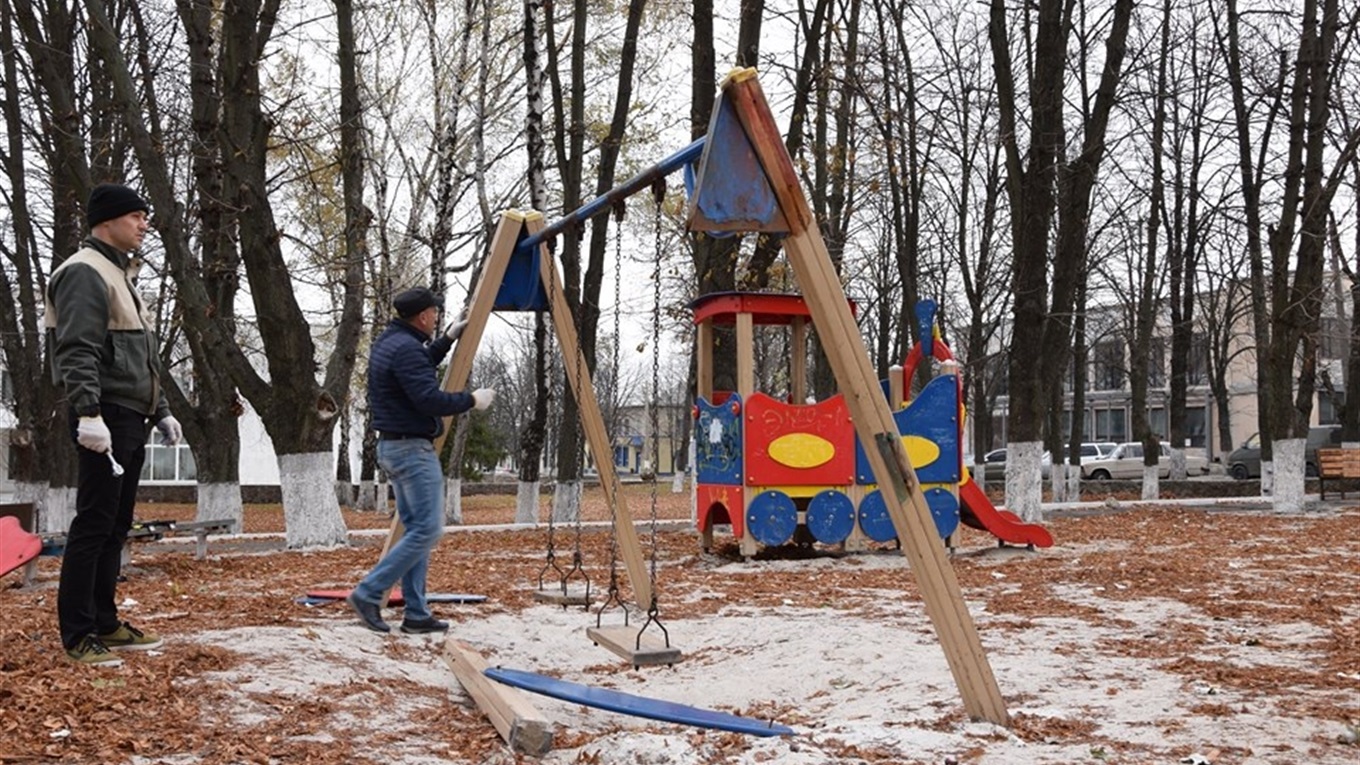 У центральному сквері Волновахи невідомі зламали три дитячих гойдалки та лавочку 