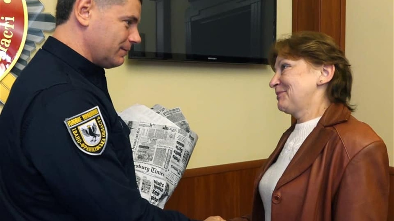 Поліція відзначила калушанку, яка повідомила поліцію про напад собаки на людину 