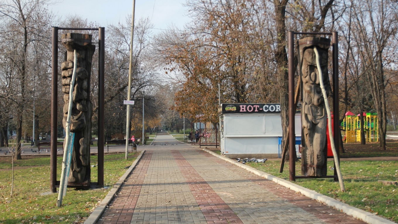 Фото дня: что за скульптуры появились в городском парке Торецка?
