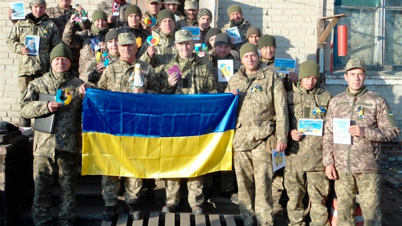 Улянівські школярі привітали військових листівками та подарунками