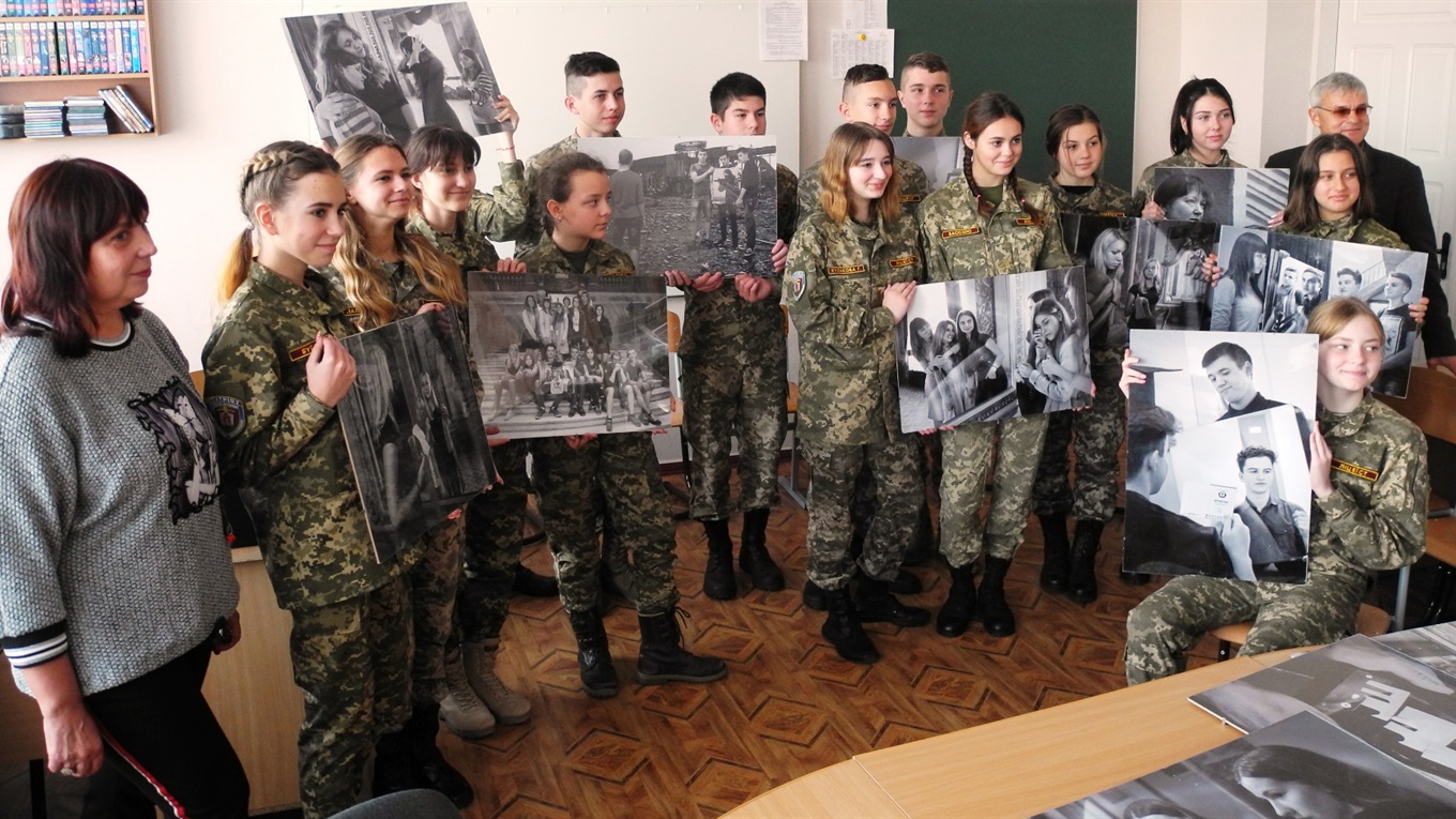 Ліцеїсти підтримали однолітків-переселенців, яким "важко говорити" про свої кривди 