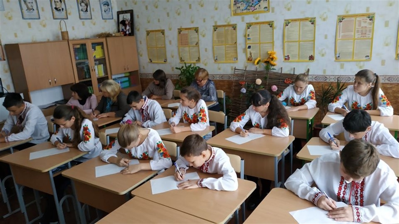 Диктант національної єдності заслужена артистка України Анжеліка Рудницька написала в Троїцькому