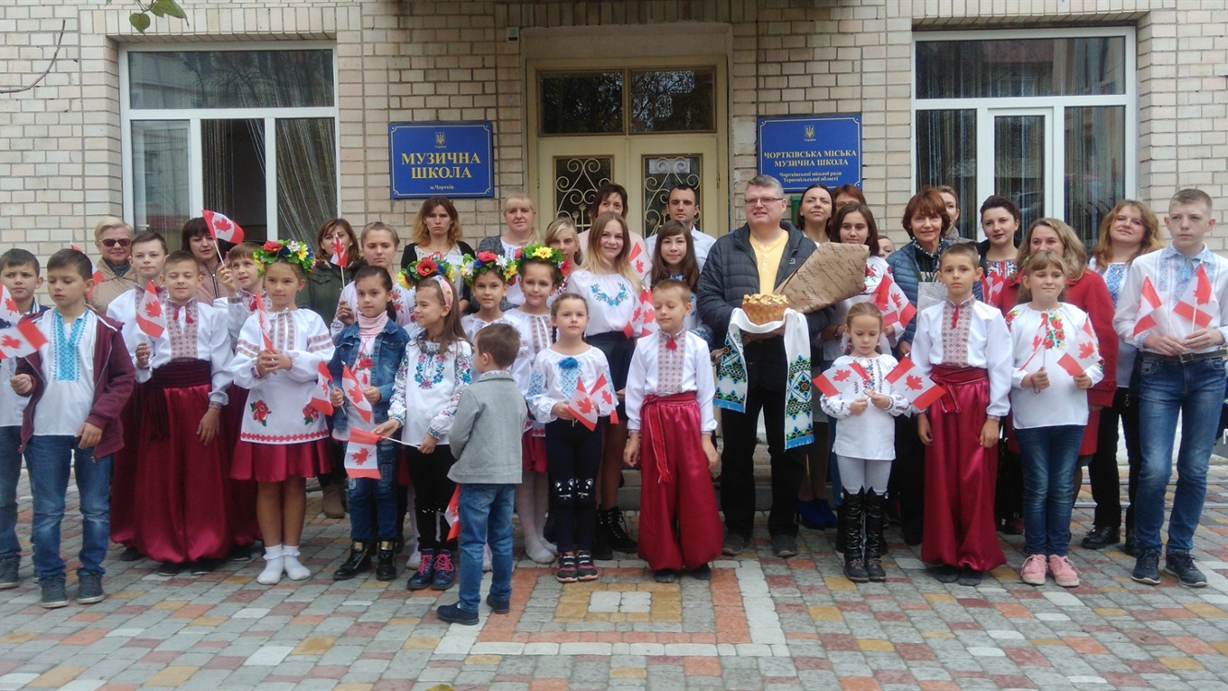 Як і за що канадієць Ренді Сполдінг у Чорткові від «Світу дітей» коровай на рушнику отримав