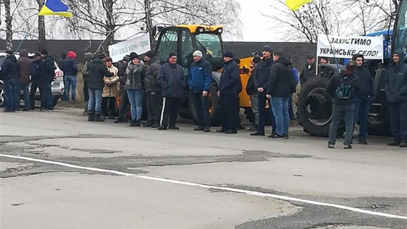 Думки аграріїв Білопільщини розділились: одні "за" продаж землі, інші  - "проти"