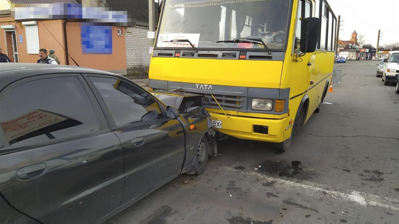 У Новограді сталася ДТП: легковик зіткнувся з автобусом