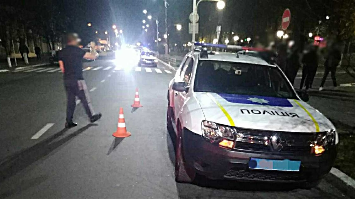 Машина полиции вновь попала в переделку