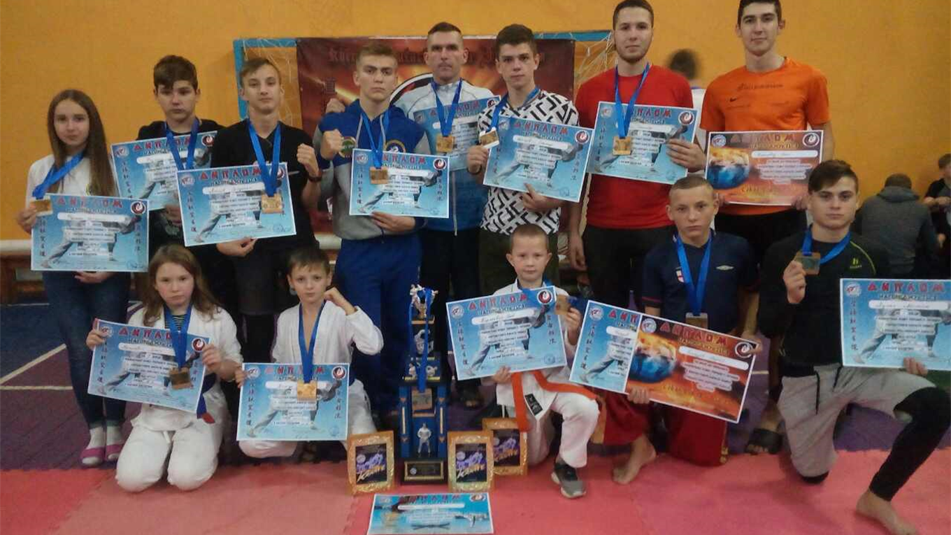 В первенстве Украины по карате новогригорьевцы выиграли 12 медалей