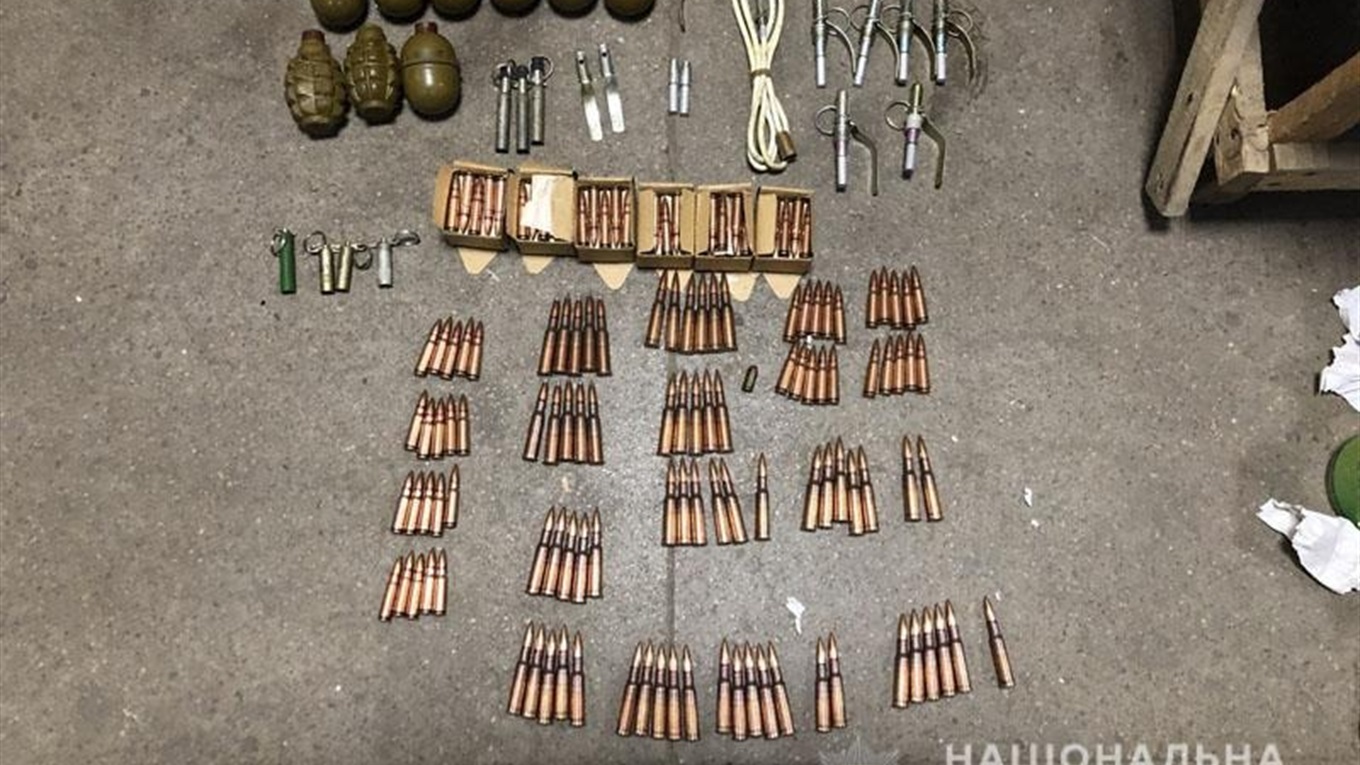 Торецька поліція у одному з відділень Нової пошти вилучила з посилки гранати та набої