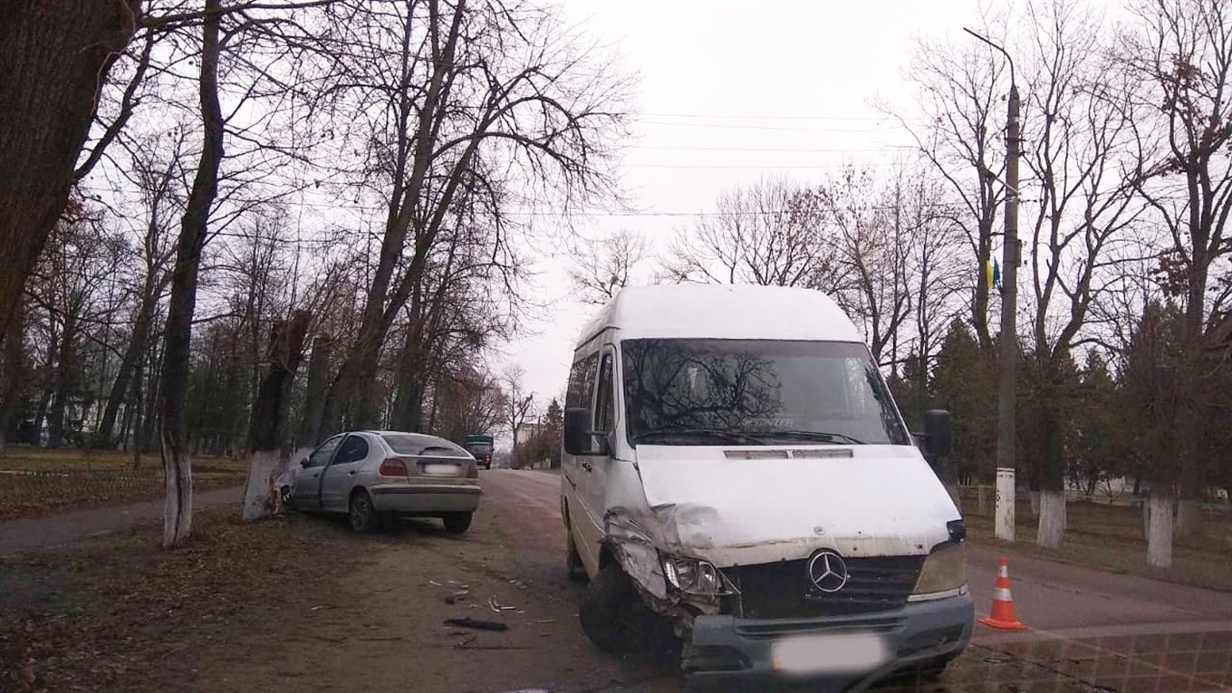 У Холмах на Корюківщині не розминулися мікроавтобус і легковик. Один з водіїв зник з місця пригоди