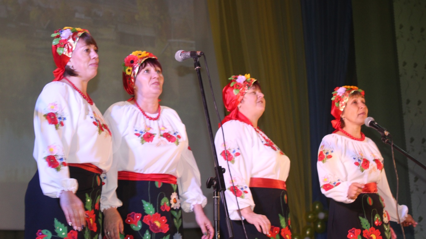 Троїцькі артисти подарували місцевим хліборобам дев'ятнадцять номерів художньої самодіяльності