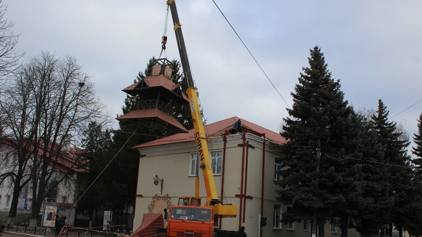 У Білопіллі на будівлі міської ради встановили башту з годинником