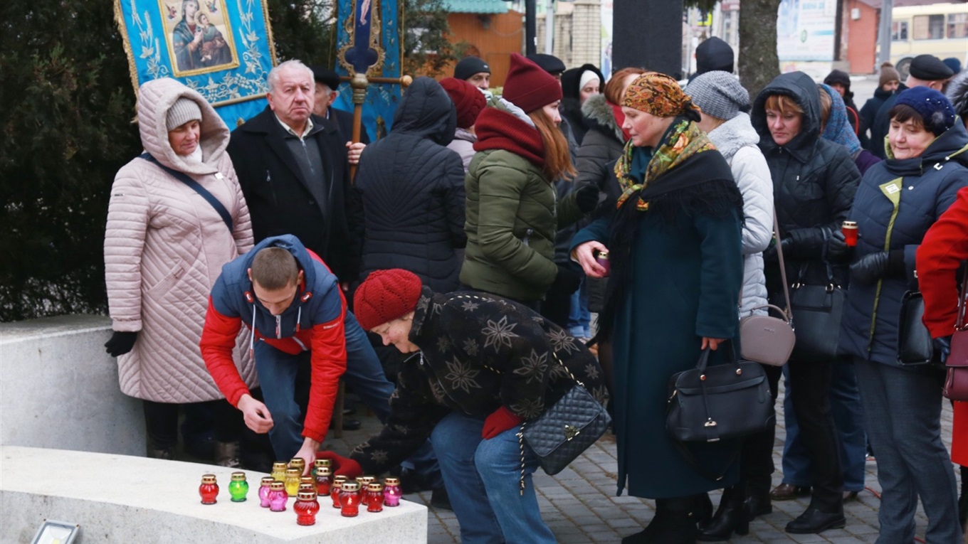 У Кіцмані помолилися і запалили лампадки у пам’ять жертв Голодомору