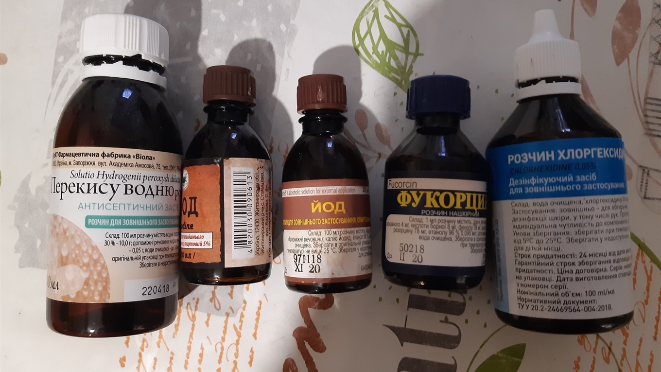 Розбираємо домашню аптечку: які необхідні препарати у ній є, а що – зайве