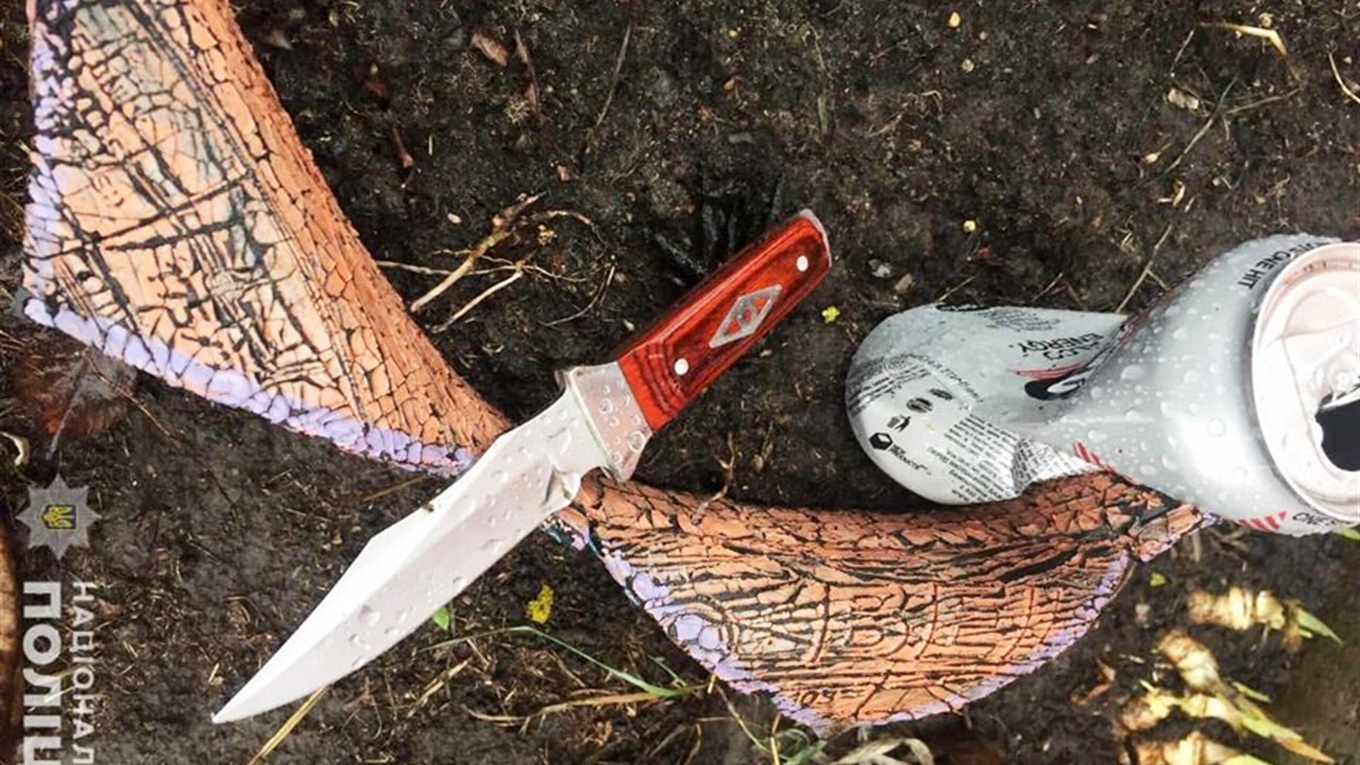 В селі Леонівка на Кагарличчині чоловік накинувся на поліцейського з ножем