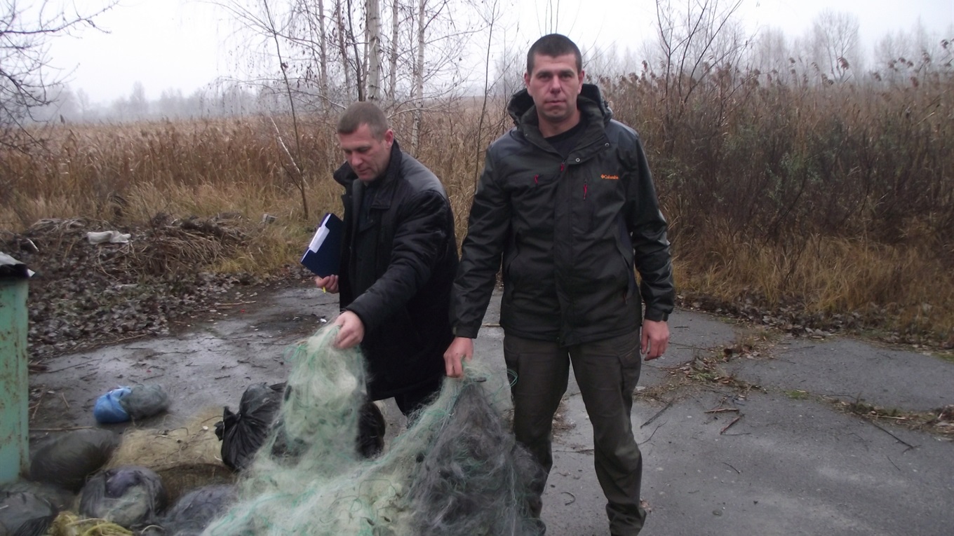 Браконьєрські знаряддя риболовлі вже не спалюють. Їх дроблять сокирою