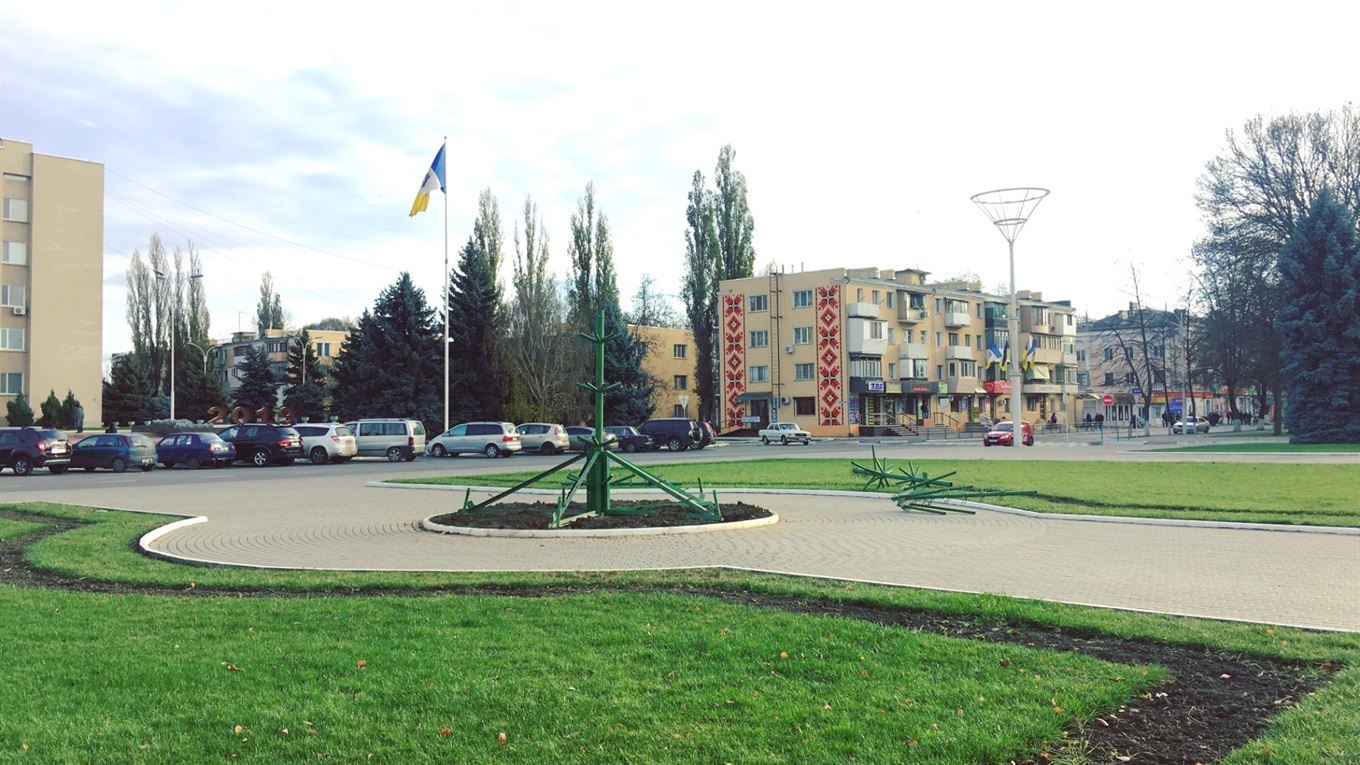 В Измаиле началась установка главной новогодней красавицы 