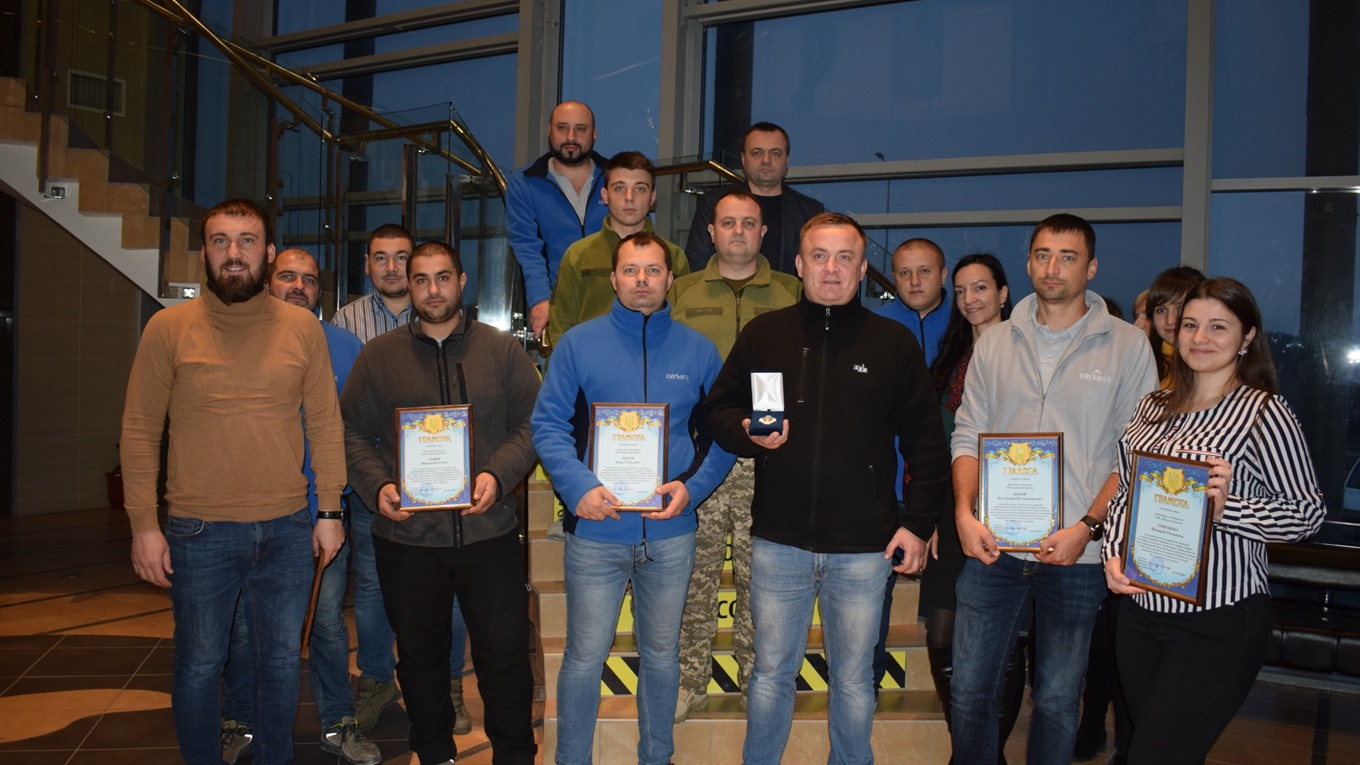 Філософія волонтерства: військові вручили працівникам компанії "Церсаніт" відзнаки