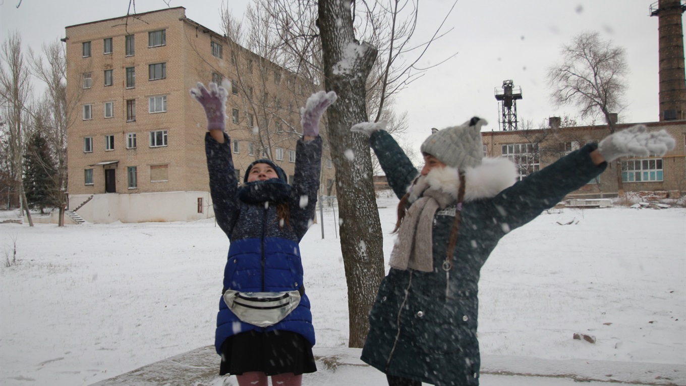  В Торецке выпал первый снег: фоторепортаж с городских улиц