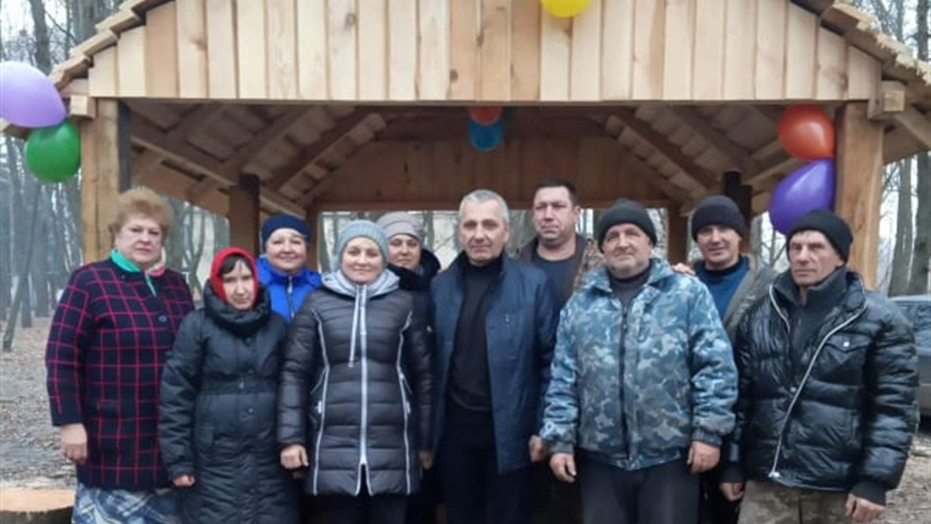 У Світанку два депутати за власні кошти збудували альтанку 