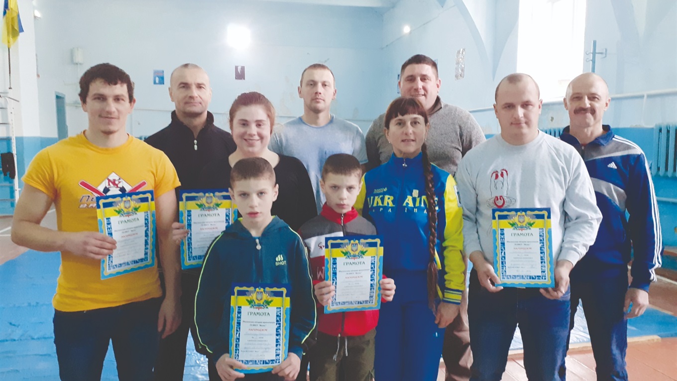 У районних змаганнях з гирьового спорту перемогли команди з Шишковець і Валяви